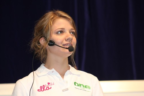 Jessica telling her story - Sydney International Boat Show 2010 © Sydney International Boat Show . www.sydneyboatshow.com.au